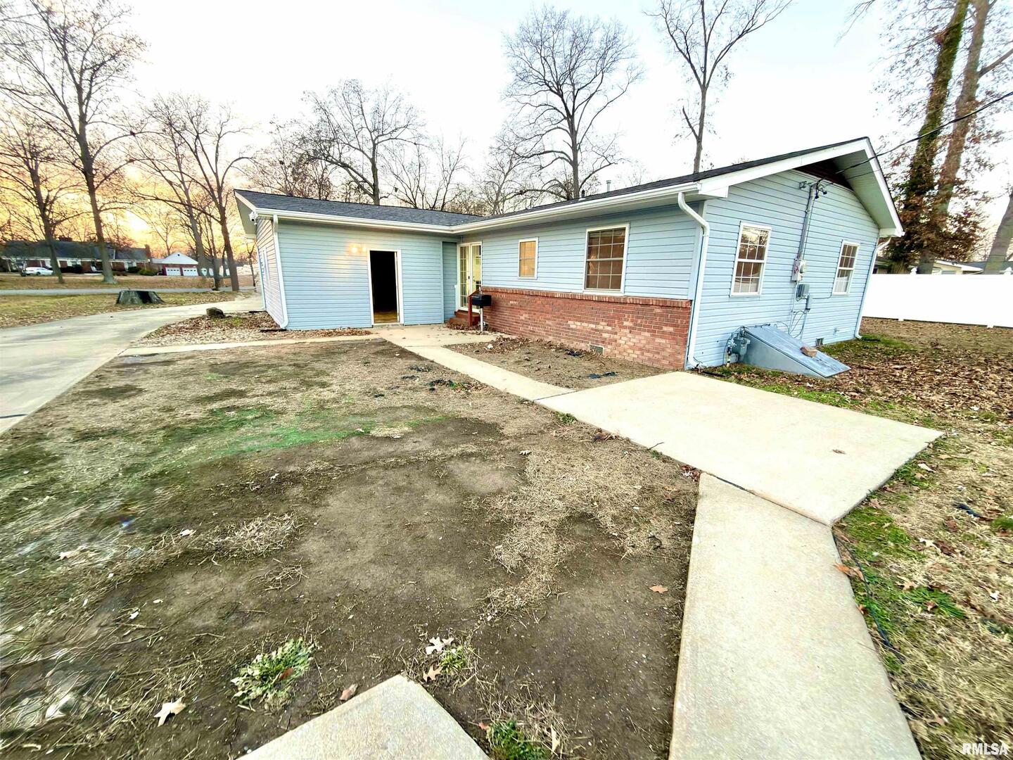 274 Oaktree Avenue Salem, IL 62881 - Photo 28 of 44 a view of a yard with a house