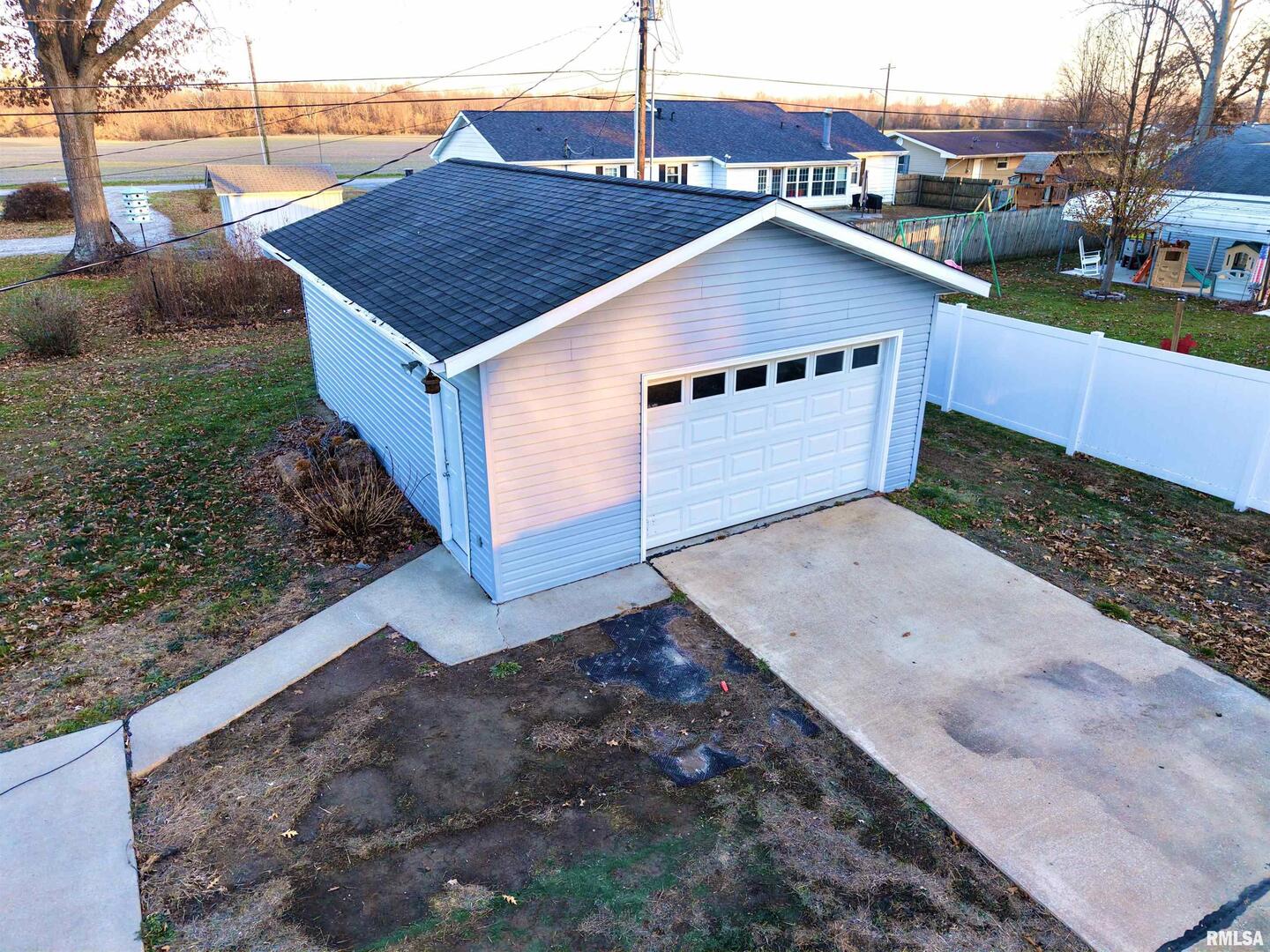 274 Oaktree Avenue Salem, IL 62881 - Photo 32 of 45 a house view with a outdoor space