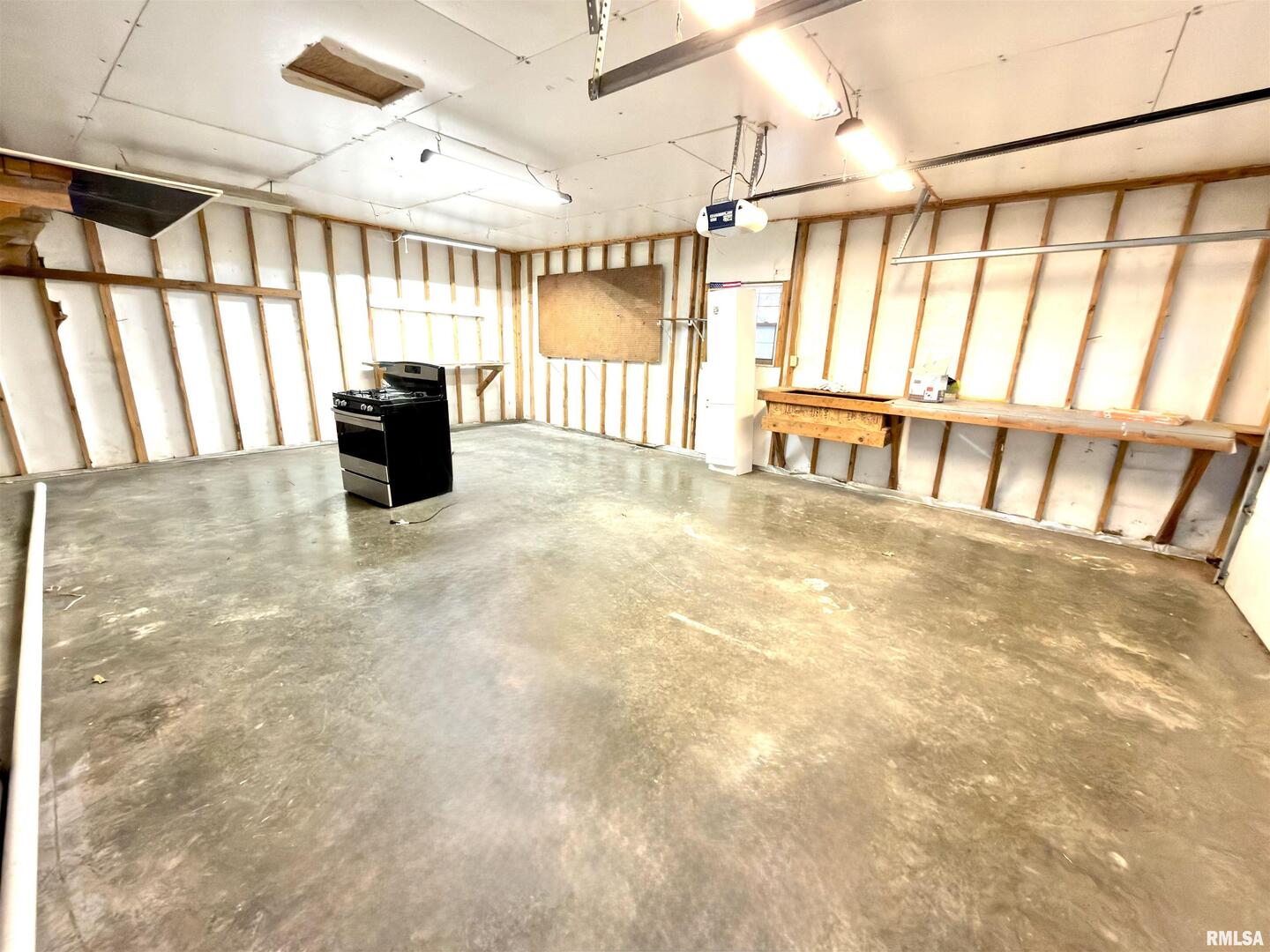 274 Oaktree Avenue Salem, IL 62881 - Photo 33 of 44 a view of an empty room with windows