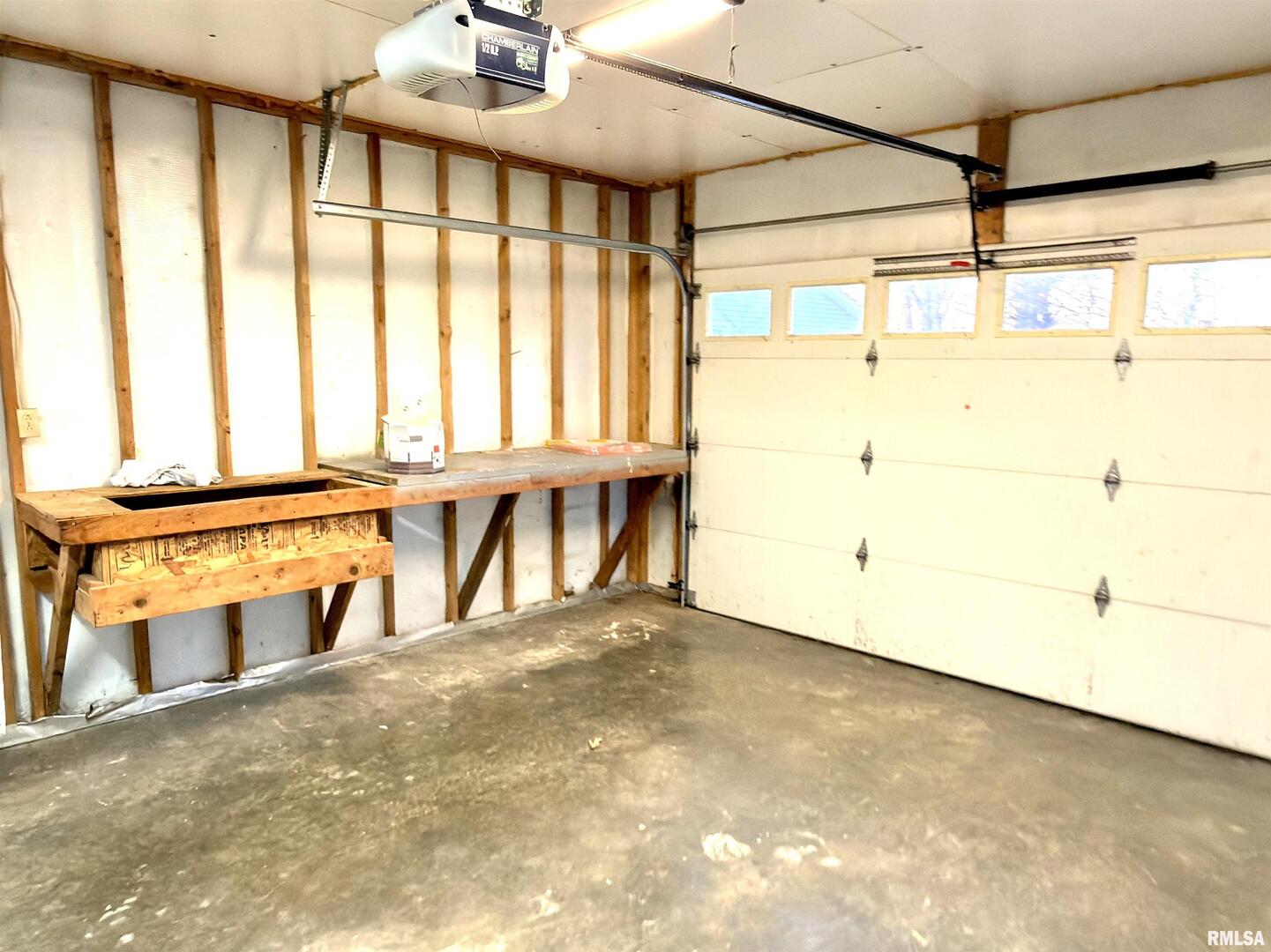 274 Oaktree Avenue Salem, IL 62881 - Photo 35 of 44 a view of a room with a window