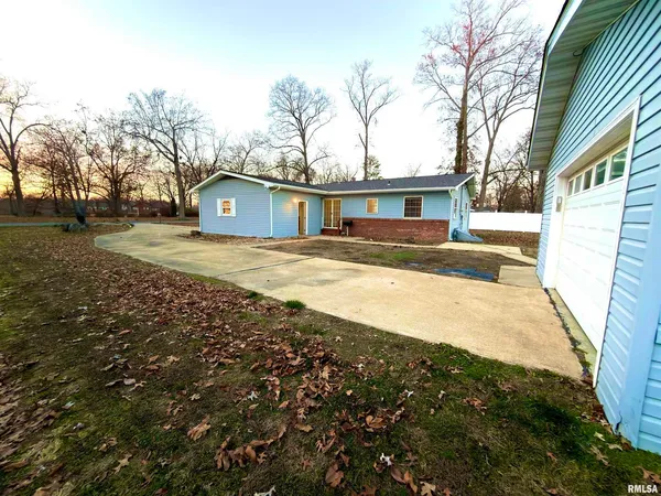 $198,000 | 274 Oaktree Avenue, Salem, IL 62881
