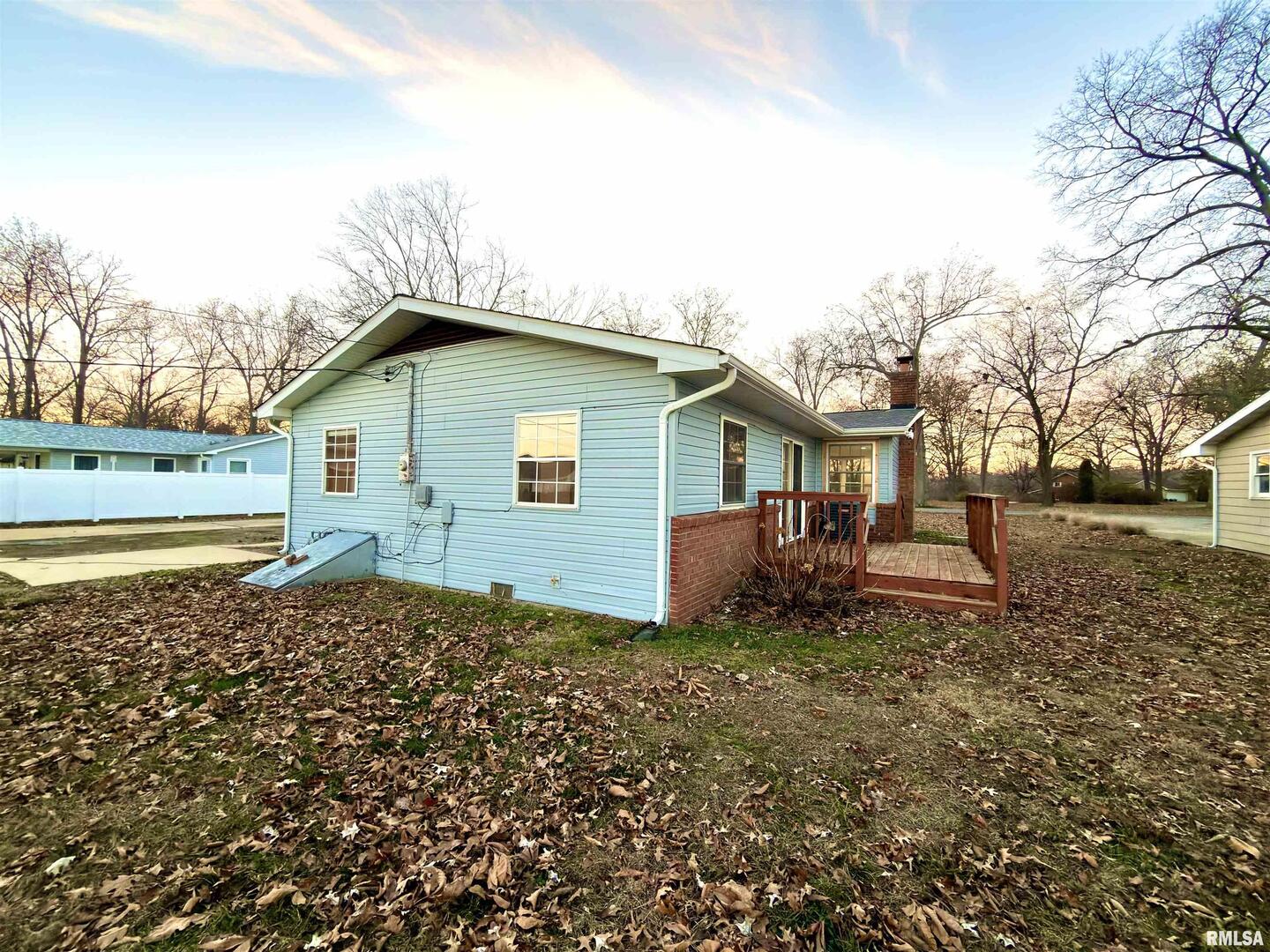 274 Oaktree Avenue Salem, IL 62881 - Photo 38 of 44 a house view with a garden space