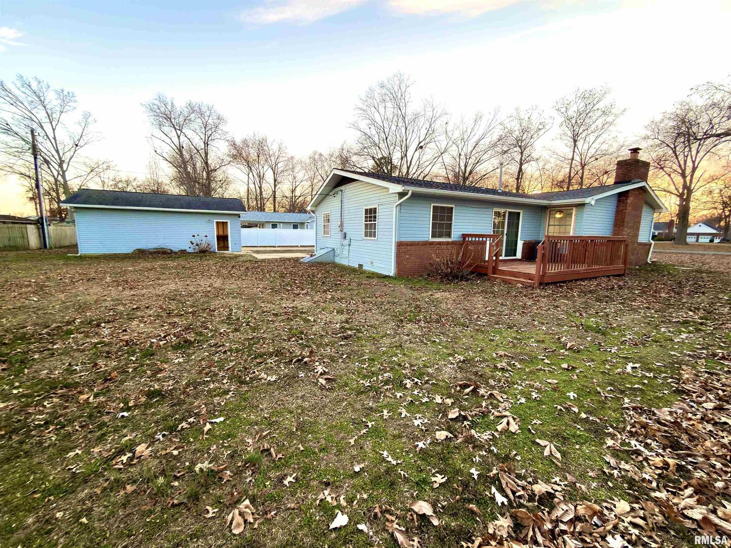 274 Oaktree Avenue Salem, IL 62881 - Photo 39 of 44 front view of a house and a yard