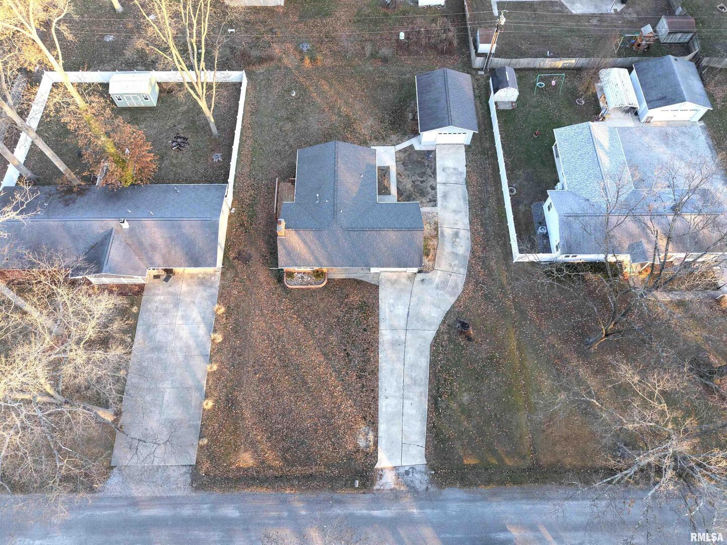 274 Oaktree Avenue Salem, IL 62881 - Photo 6 of 44 an aerial view of residential houses with outdoor space