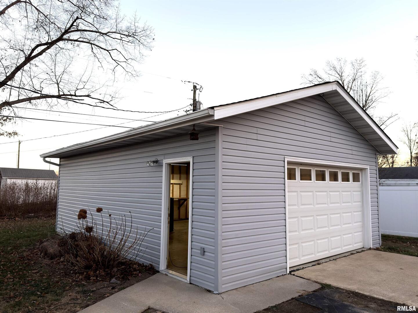 274 Oaktree Avenue Salem, IL 62881 - Photo 6 of 45 a view of a house