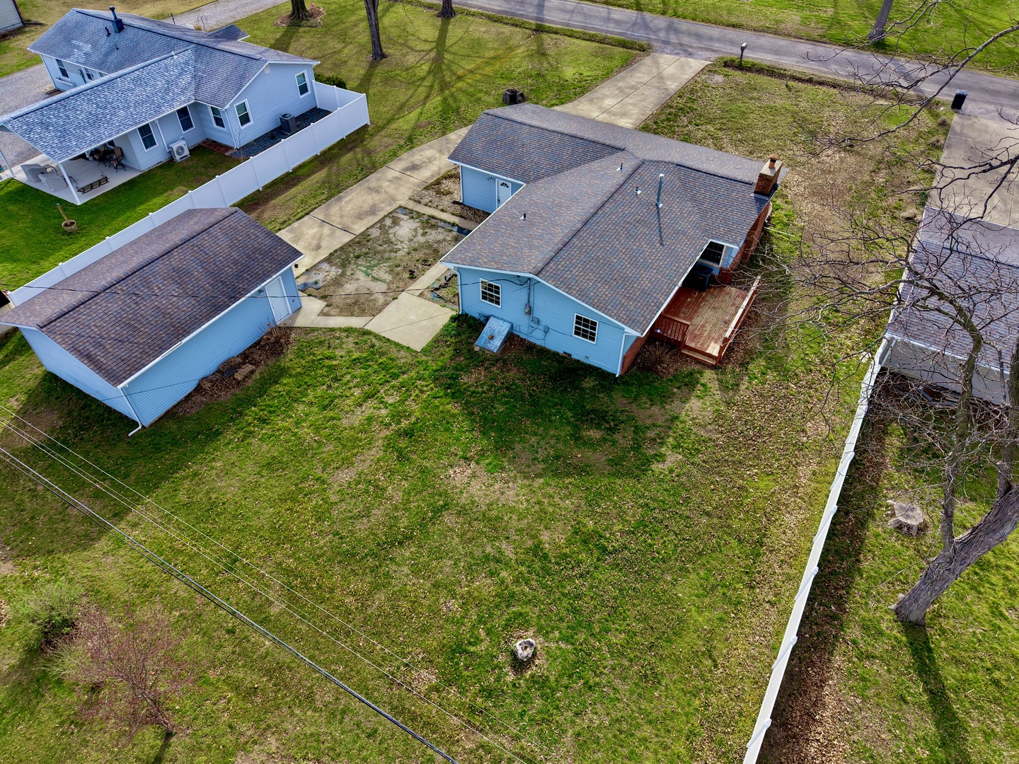 274 Oaktree Avenue Salem, IL 62881 - Photo 9 of 45 an aerial view of houses with yard