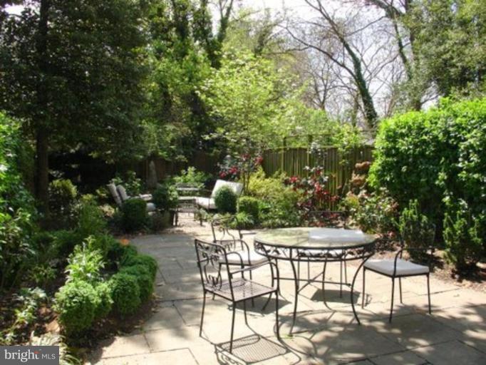 3232 Reservoir Road Northwest Washington, DC 20007 - Photo 17 of 19 Garden