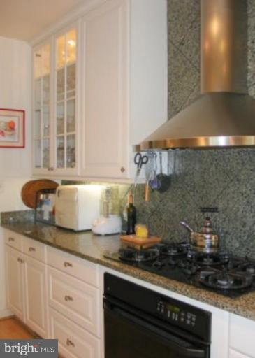 3232 Reservoir Road Northwest Washington, DC 20007 - Photo 8 of 19 Kitchen