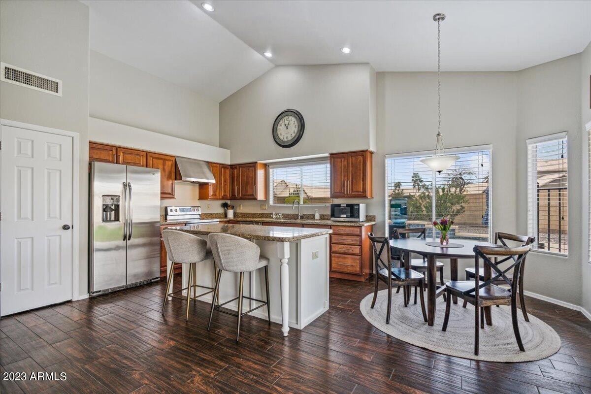 4212 East Rockledge Road Phoenix, AZ 85044 - Photo 3 of 14 BRIGHT KITCHEN!