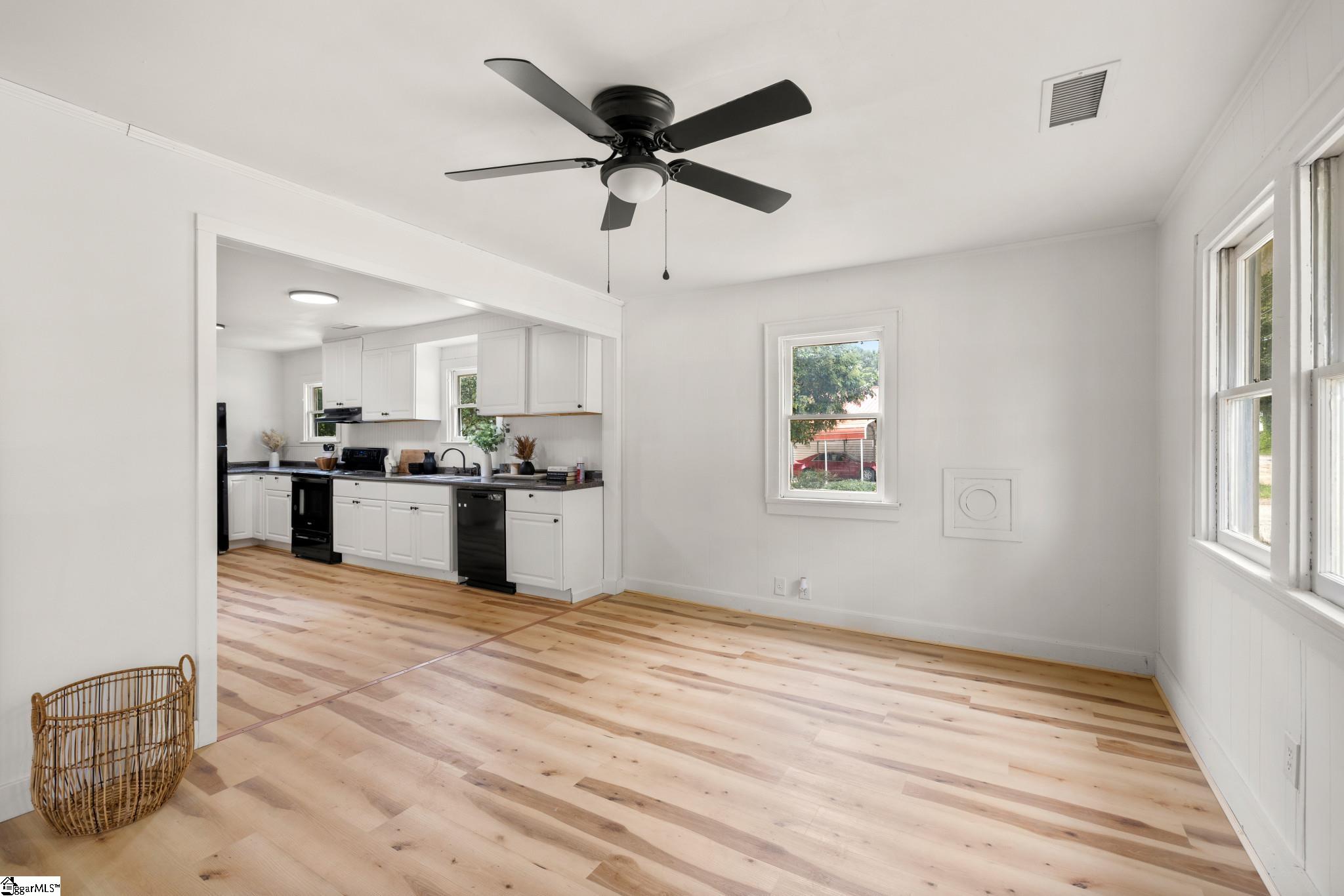 543 West Rutledge Avenue Gaffney, SC 29341 - Photo 7 of 21 Gallery Image 7