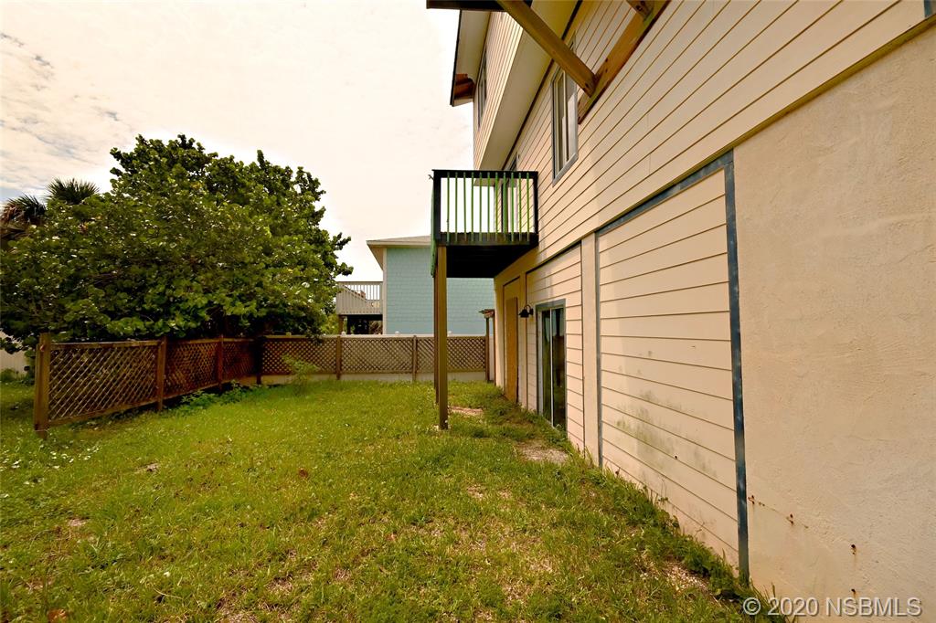 6829 Turtlemound Road New Smyrna Beach, FL 32169 - Photo 34 of 38 a view of a backyard with small cabin
