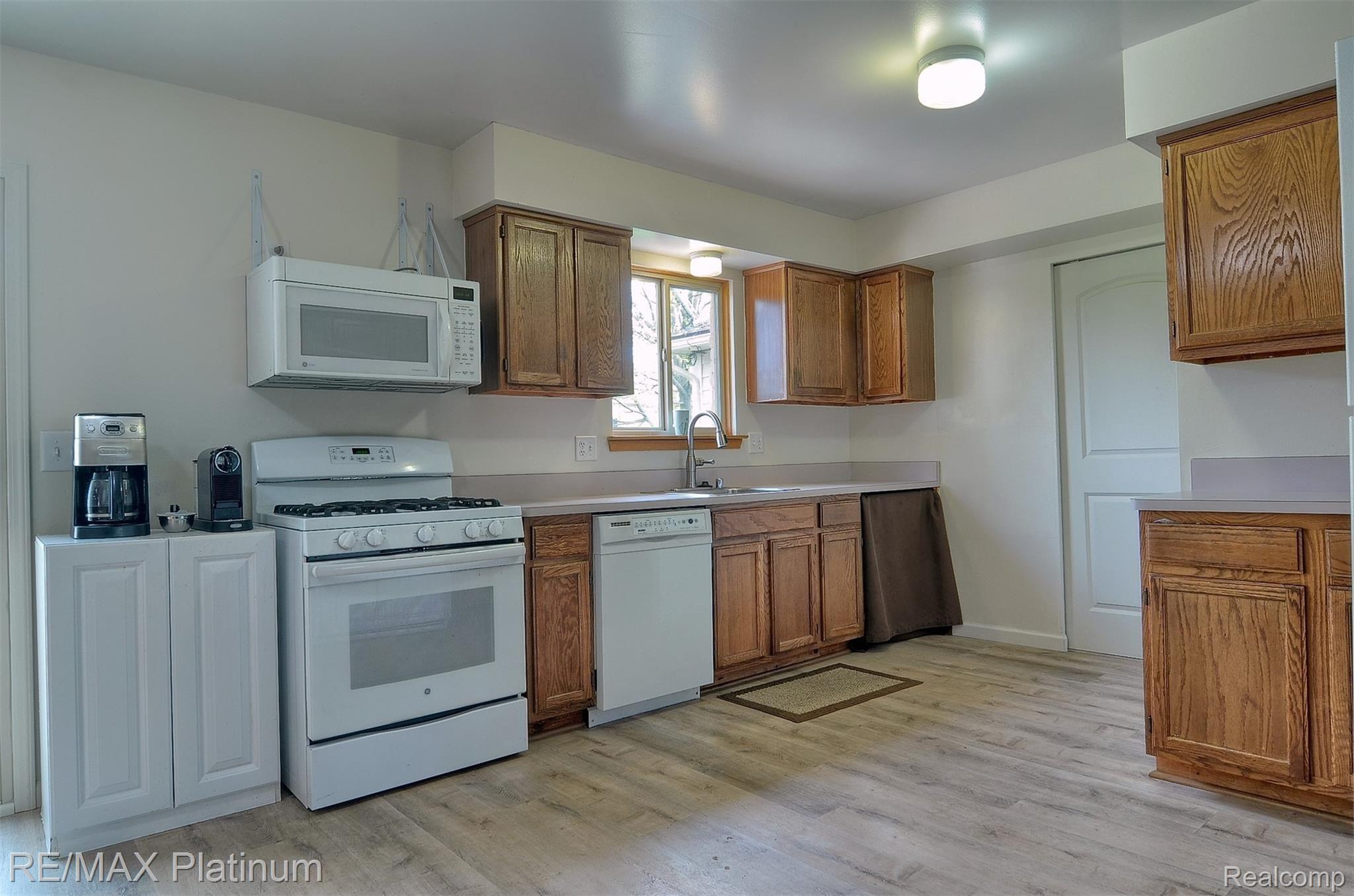 578 Ridge Road Walled Lake, MI 48390 - Photo 7 of 34 7-Kitchen.jpg