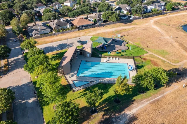 a view of a yard with plants