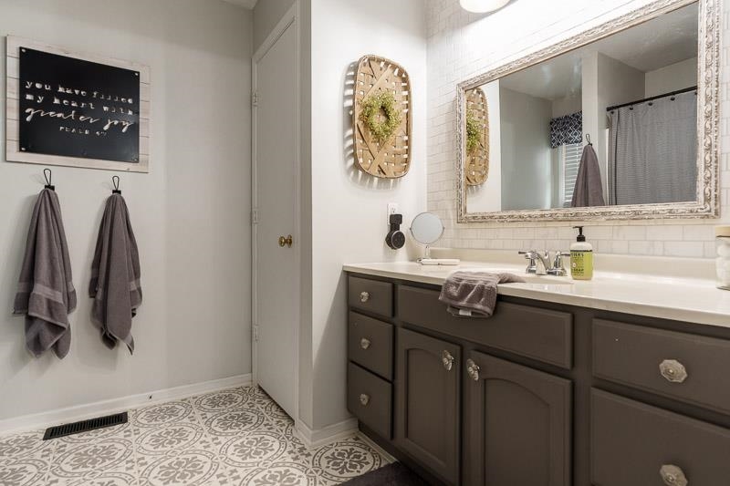 320 Lake Lida Lane Rochelle, IL 61068 - Photo 22 of 43 a bathroom with a sink and a mirror