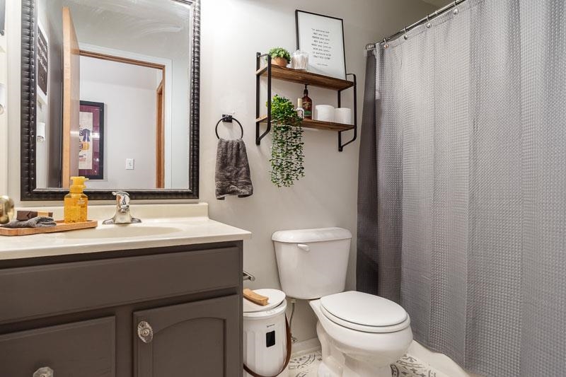 320 Lake Lida Lane Rochelle, IL 61068 - Photo 27 of 43 a bathroom with a toilet sink and mirror