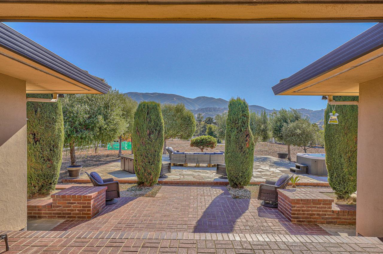 18590 Ranchito Del Rio Drive Salinas, CA 93908 - Photo 10 of 59 Gallery Image 10