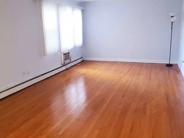$1,975 | 1643 West Sherwin Avenue, Unit 2C, Chicago, IL 60626