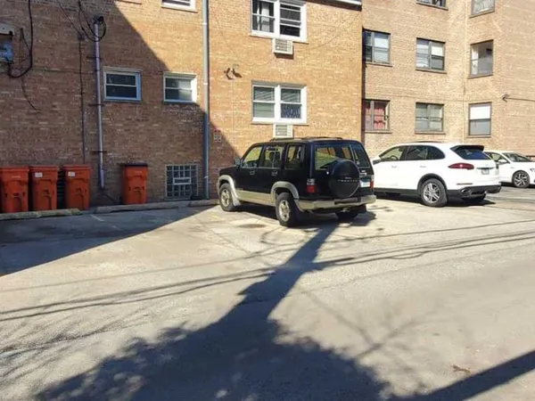 $1,975 | 1643 West Sherwin Avenue, Unit 2C, Chicago, IL 60626