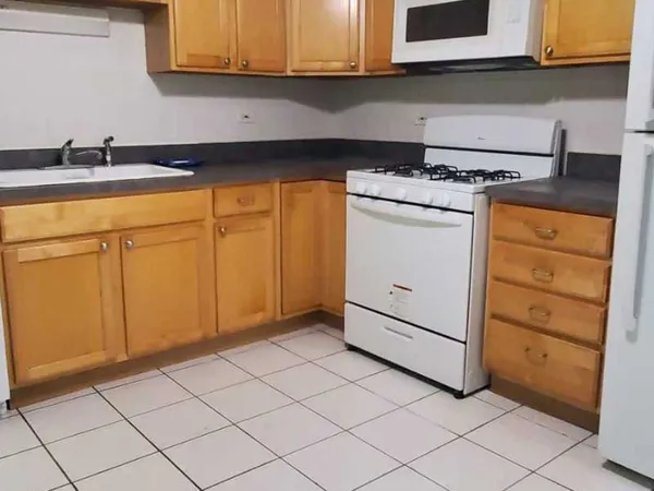 $1,975 | 1643 West Sherwin Avenue, Unit 2C, Chicago, IL 60626