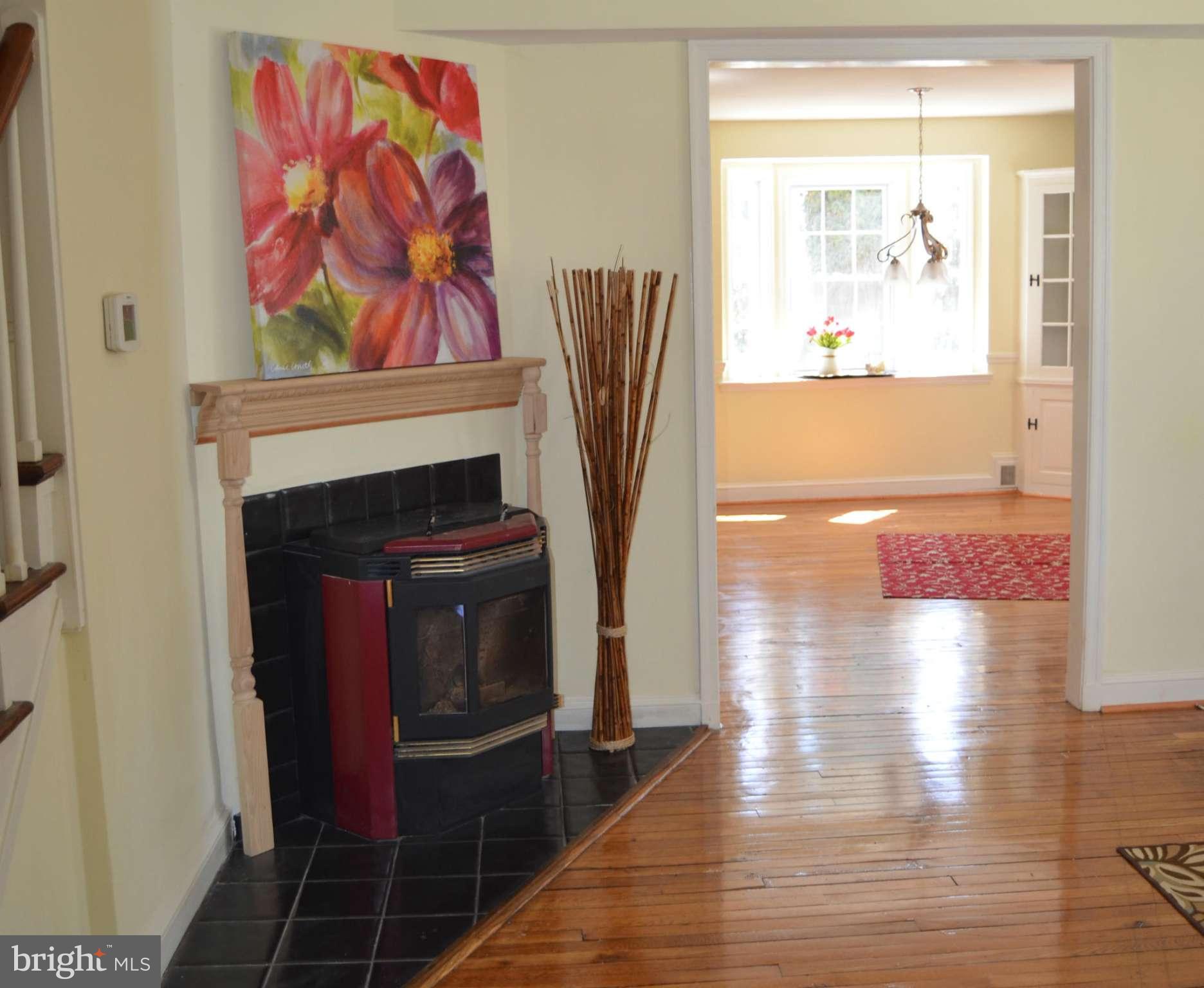 1201 Northview Road Baltimore, MD 21218 - Photo 11 of 25 Living Room/ fireplace