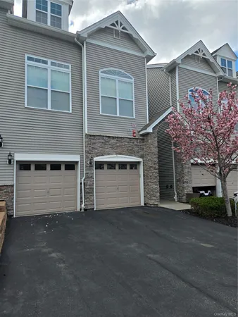 $3,200 | 913 Hawthorn Way, New Windsor, NY 12553
