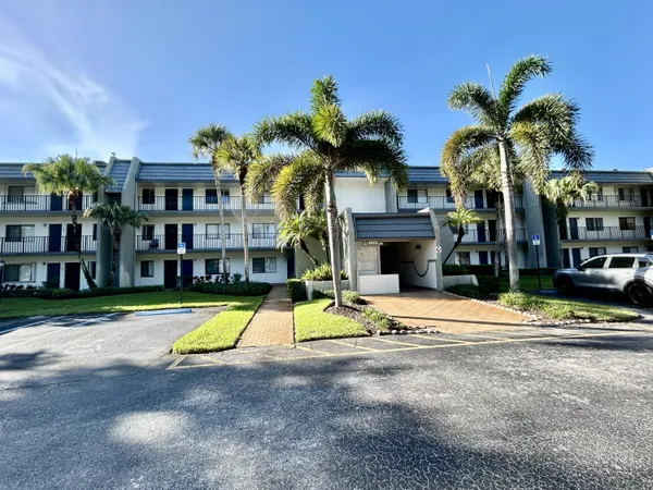 $199,999 | 4801 Esedra Court, Unit 104, Lake Worth, FL 33467