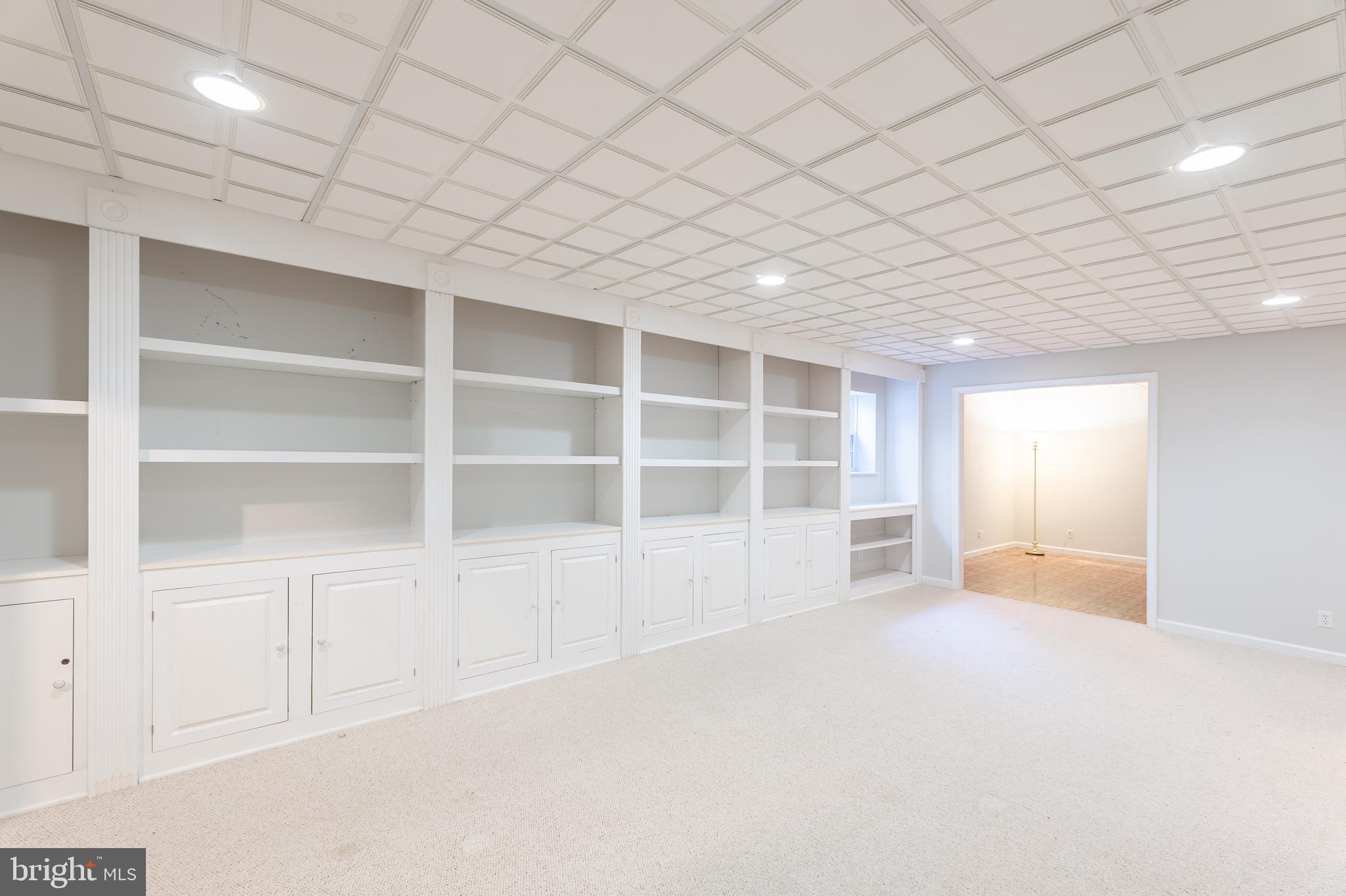 6880 Saddle Run Way Gainesville, VA 20155 - Photo 32 of 57 Custom shelving