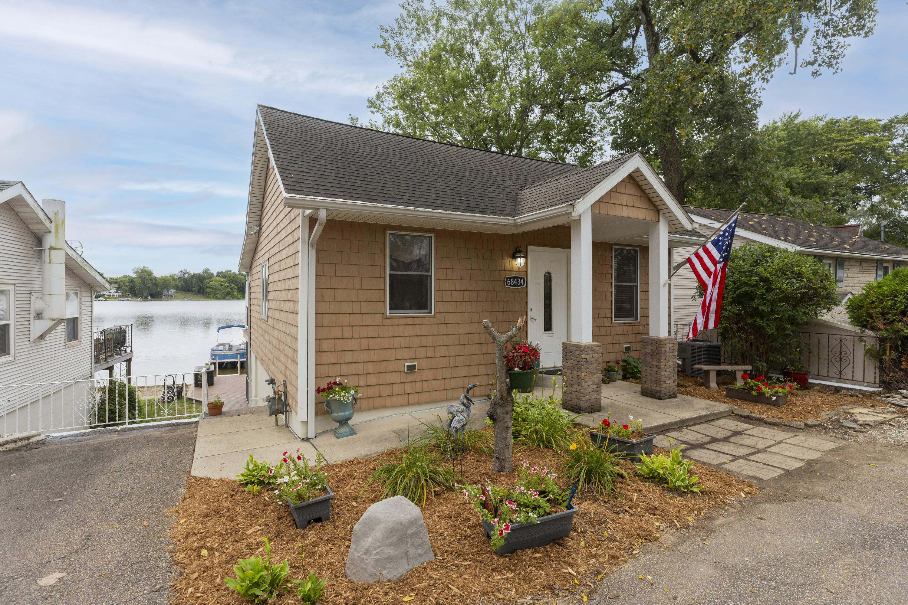 68434 Dailey Road Edwardsburg, MI 49112 - Photo 4 of 58 Adorable Landscaping