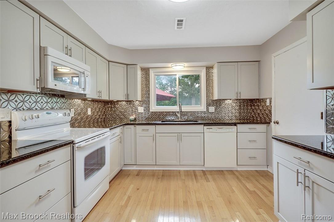 10644 Culver Road Brighton, MI 48114 - Photo 5 of 17 dsc00802-dsc00806.jpg