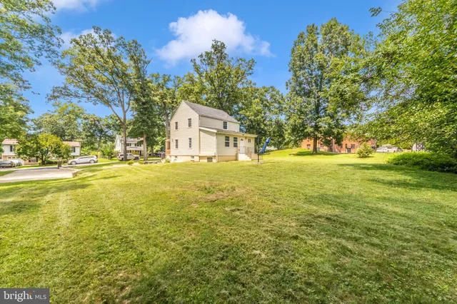 a view of a yard with a house