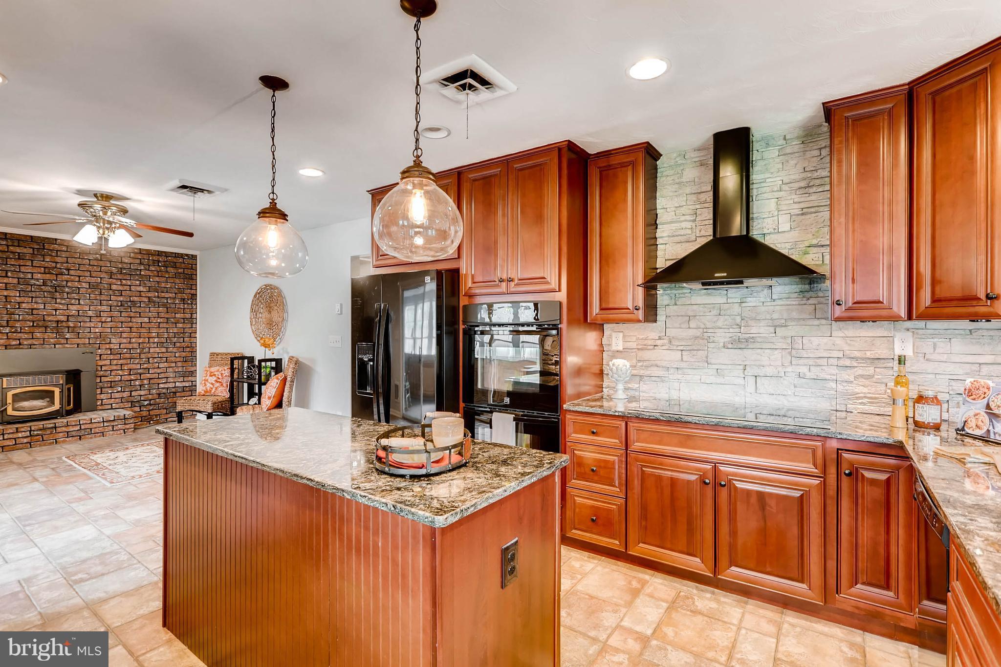 605 Trixsam Road Sykesville, MD 21784 - Photo 10 of 30 Kitchen with custom backsplash