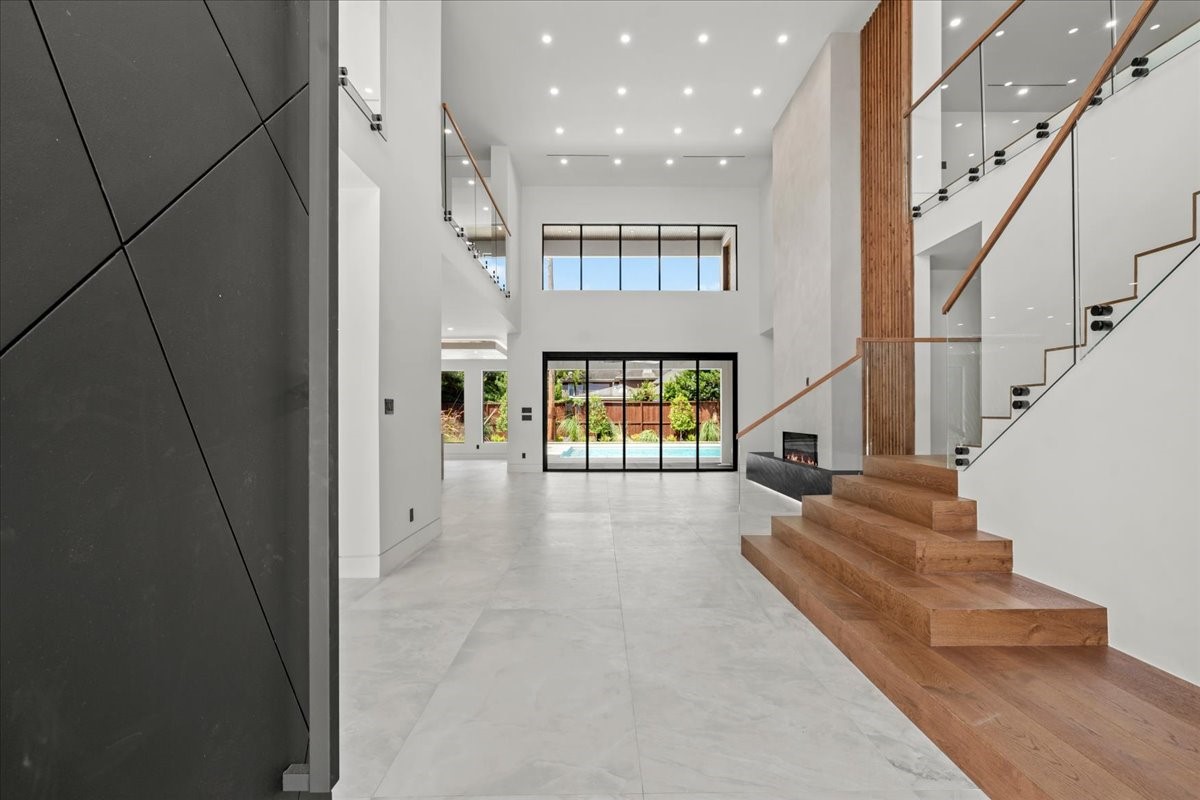 827 Bunker Hill Road Houston, TX 77024 - Photo 4 of 49 Entry
