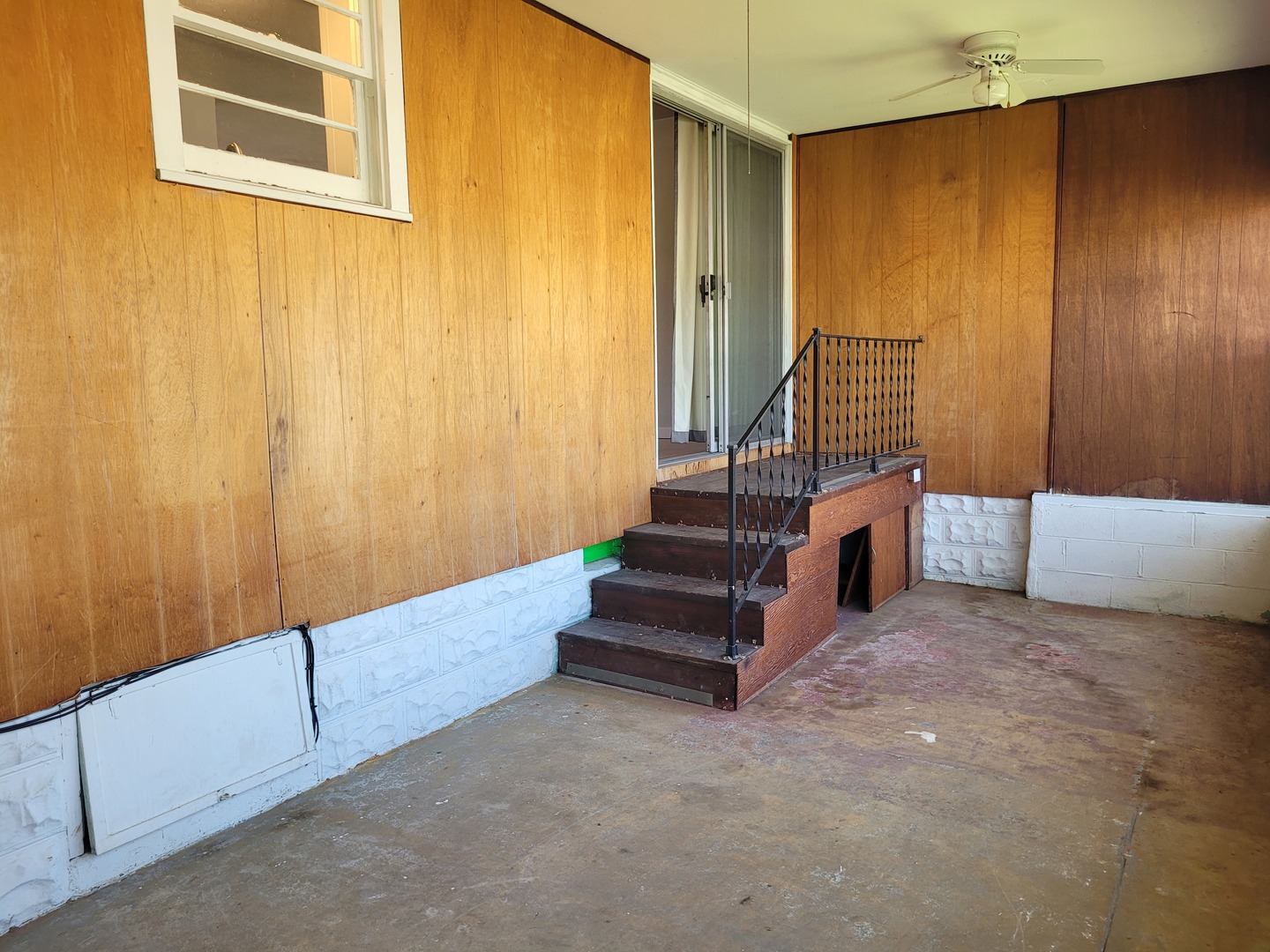 507 North 12th Street Mount Vernon, IL 62864 - Photo 13 of 23 a view of an empty room with stairs