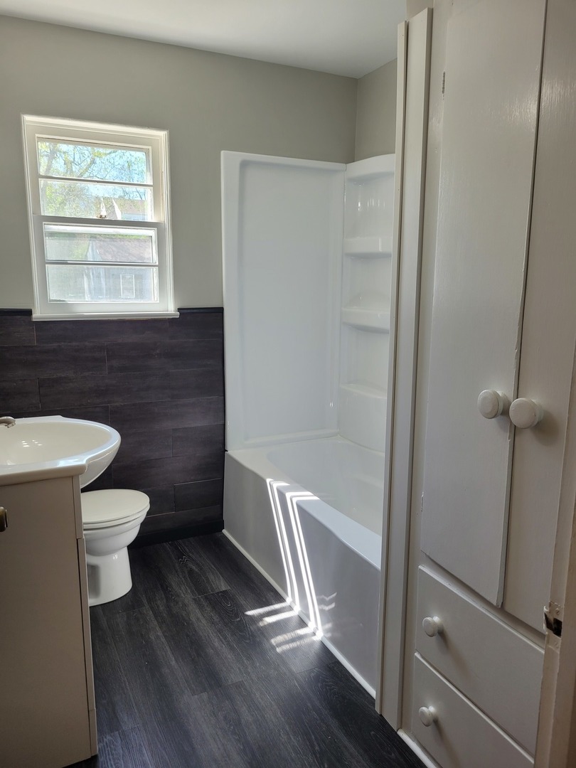 507 North 12th Street Mount Vernon, IL 62864 - Photo 18 of 23 a bathroom with a toilet a sink and a bathtub