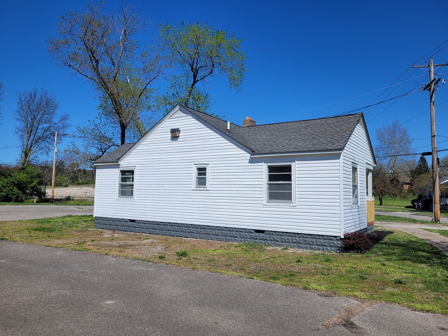 507 North 12th Street Mount Vernon, IL 62864 - Photo 3 of 23 a view of a house with a yard