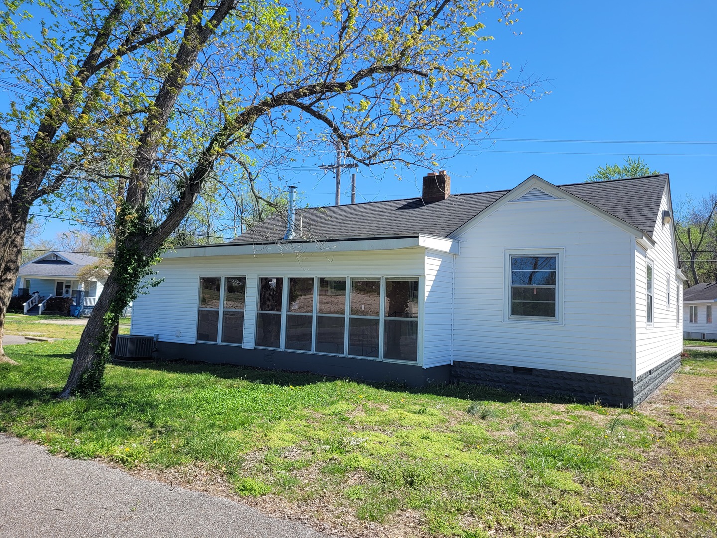 507 North 12th Street Mount Vernon, IL 62864 - Photo 4 of 23 front view of a house with a yard