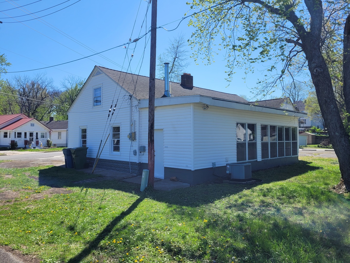 507 North 12th Street Mount Vernon, IL 62864 - Photo 5 of 23 a view of house with backyard and garden