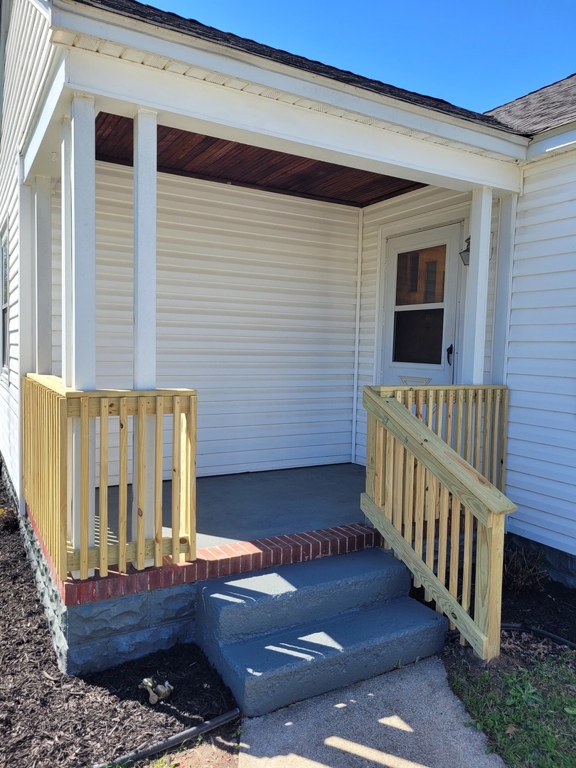 507 North 12th Street Mount Vernon, IL 62864 - Photo 6 of 23 a view of a porch with a chair