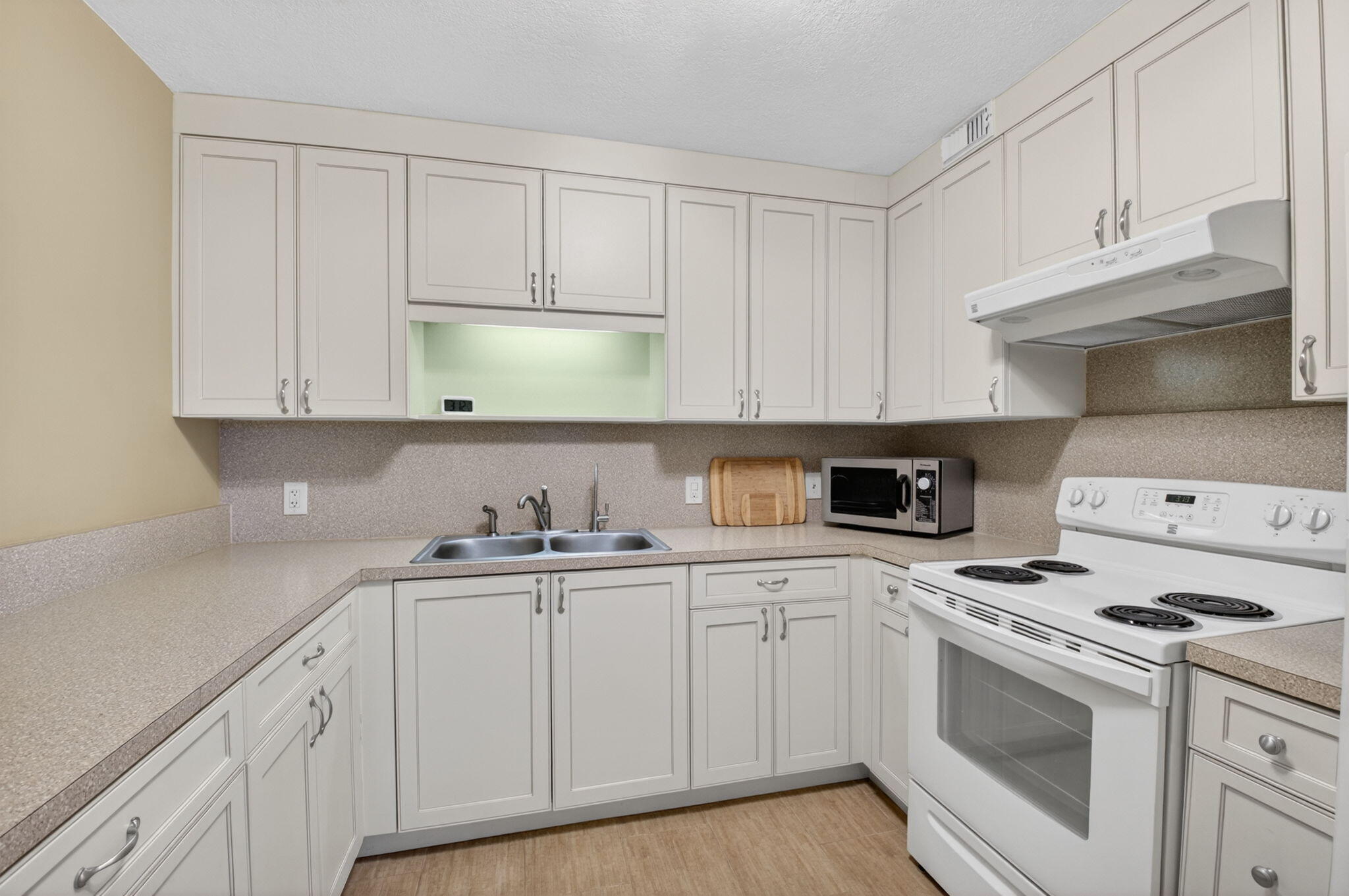 2047 Newcastle A Boca Raton, FL 33434 - Photo 5 of 57 Updated Kitchen