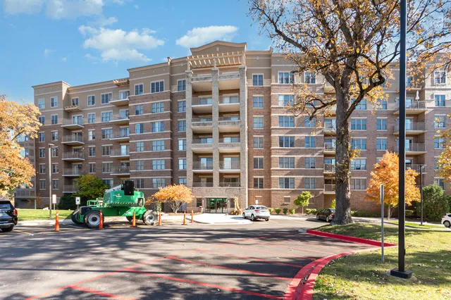 $319,900 | 125 Lakeview Drive, Unit 609, Bloomingdale, IL 60108