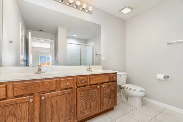 $319,900 | 125 Lakeview Drive, Unit 609, Bloomingdale, IL 60108