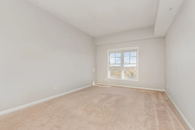 $319,900 | 125 Lakeview Drive, Unit 609, Bloomingdale, IL 60108