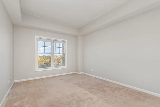 $319,900 | 125 Lakeview Drive, Unit 609, Bloomingdale, IL 60108