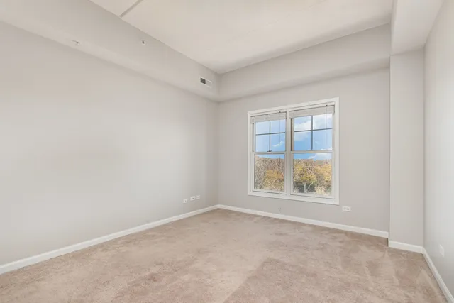 $319,900 | 125 Lakeview Drive, Unit 609, Bloomingdale, IL 60108