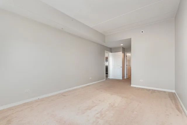 $319,900 | 125 Lakeview Drive, Unit 609, Bloomingdale, IL 60108