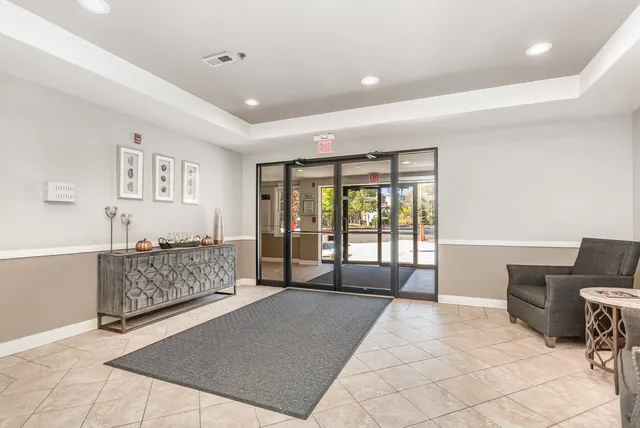 $319,900 | 125 Lakeview Drive, Unit 609, Bloomingdale, IL 60108