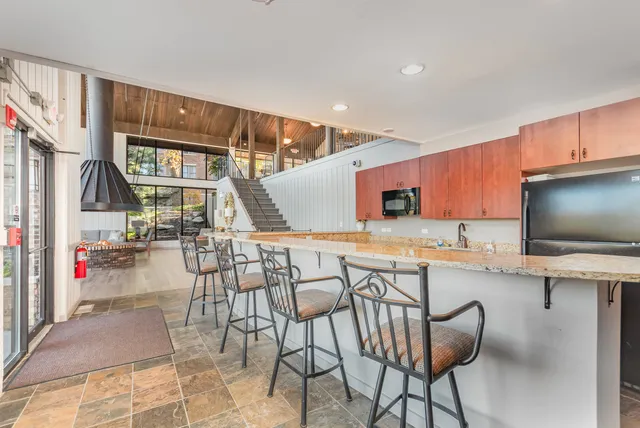 $319,900 | 125 Lakeview Drive, Unit 609, Bloomingdale, IL 60108