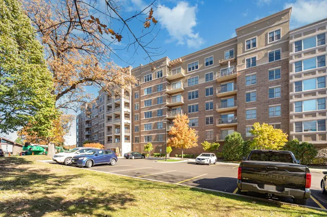 $319,900 | 125 Lakeview Drive, Unit 609, Bloomingdale, IL 60108