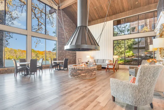 $319,900 | 125 Lakeview Drive, Unit 609, Bloomingdale, IL 60108