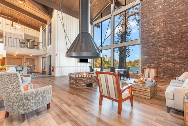 $319,900 | 125 Lakeview Drive, Unit 609, Bloomingdale, IL 60108